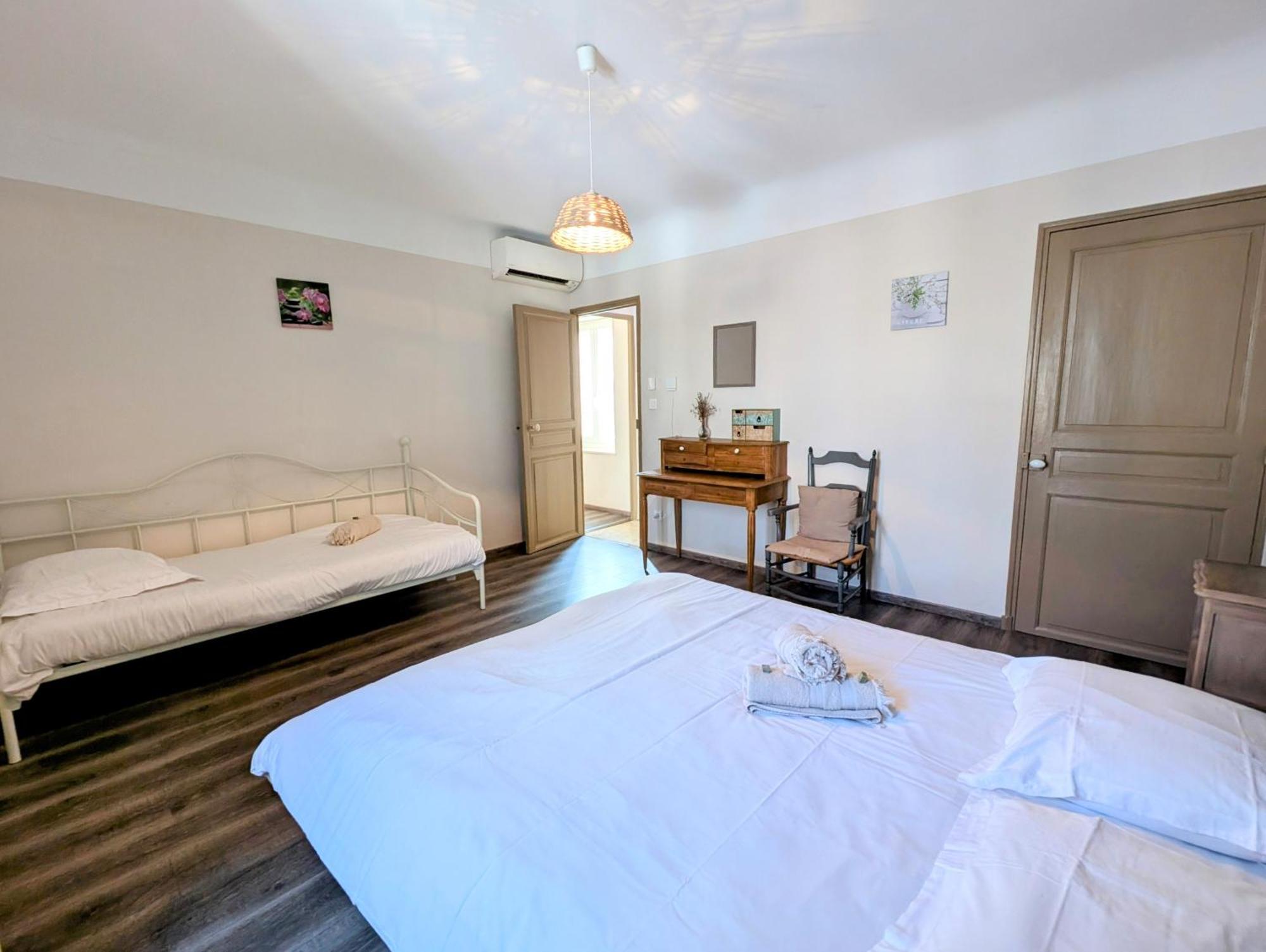Felibrige - Clim - Cour Villa อาร์ลส์ ภายนอก รูปภาพ