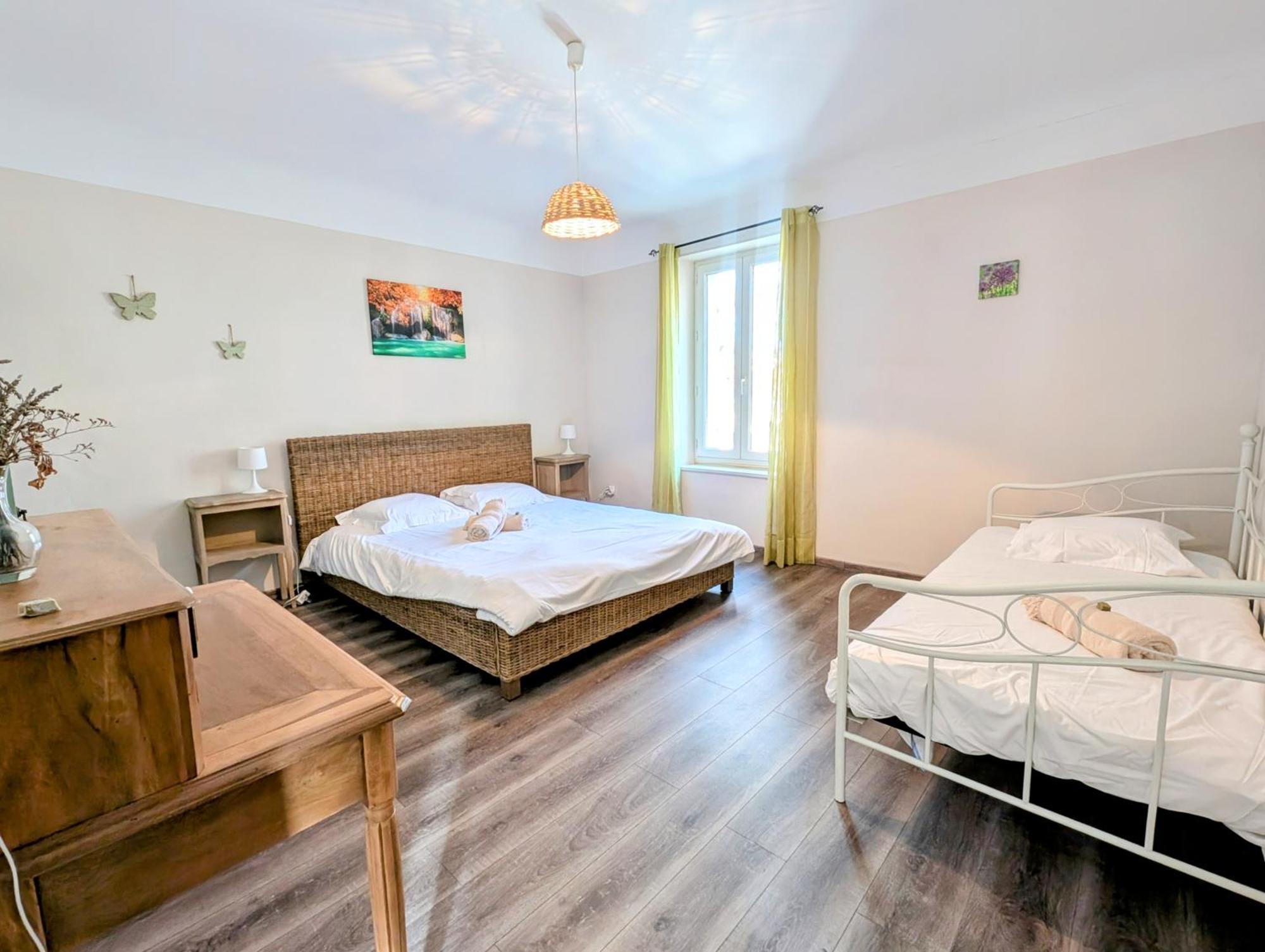 Felibrige - Clim - Cour Villa อาร์ลส์ ภายนอก รูปภาพ